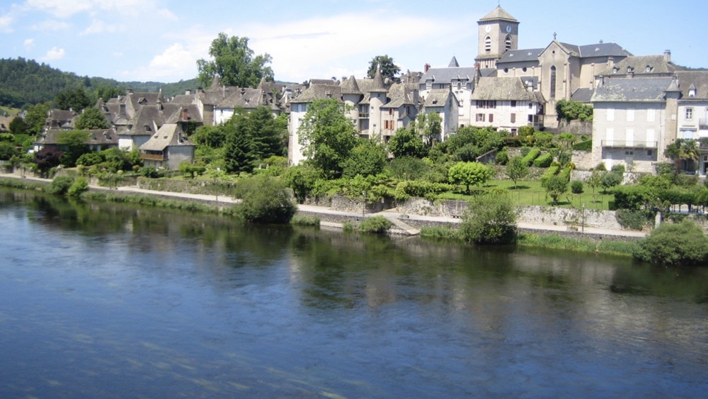 La Dordogne traverse des villages magnifiques. Ici Argentat